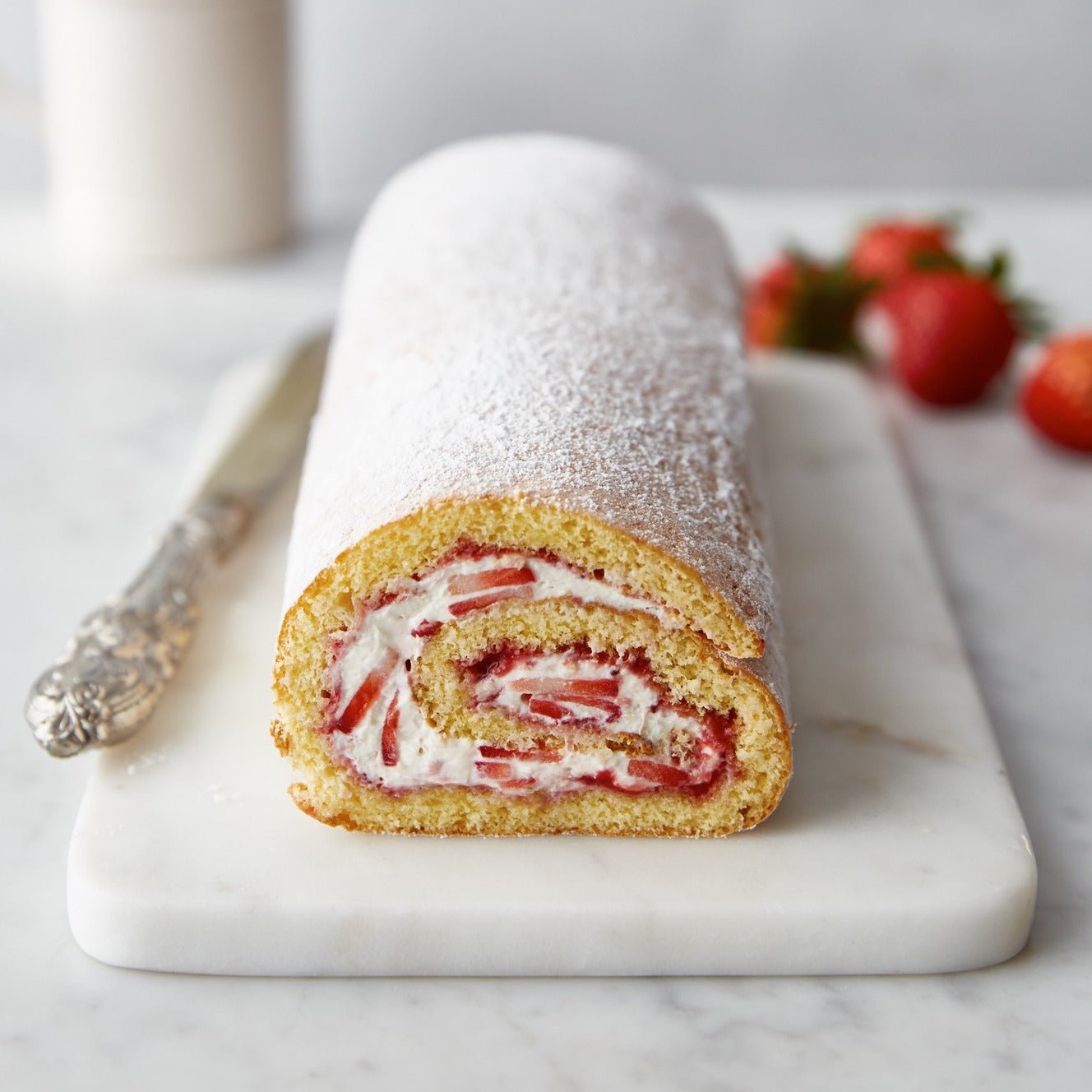 Biskuitroulade mit Erdbeerfüllung - Barcomi's & Cynthia Barcomi's Onlineshop