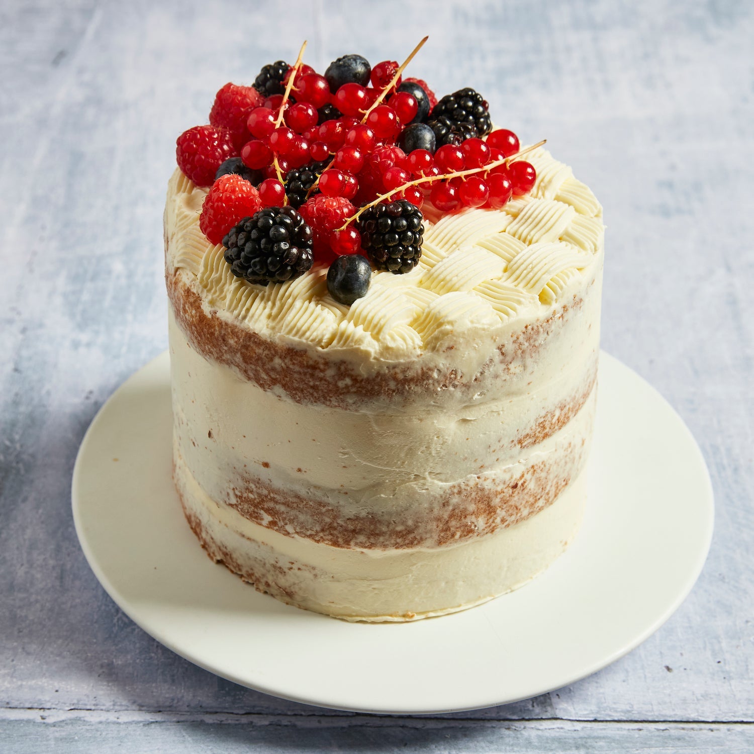 Semi-Naked Cake mit Beeren